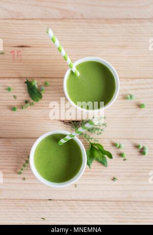 Tazze di freddo la zuppa di piselli Foto Stock