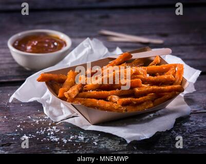 Patate dolci le patatine fritte con salsa barbecue Foto Stock