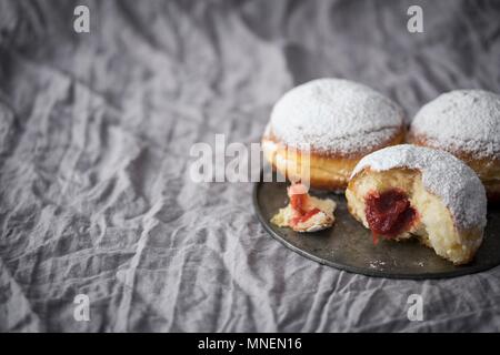 Tradizionale polacco riempito le ciambelle con marmellata e spolverato di zucchero a velo Foto Stock