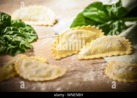 Fresche ravioli ripieni di ricotta e spinaci Foto Stock