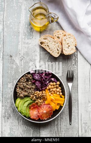 Un veggie ciotola con la quinoa, ceci, avocado, peperoni, cavolo rosso sangue e arance Foto Stock