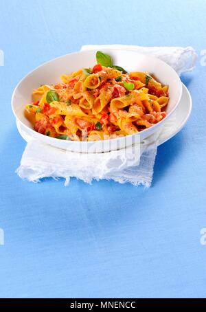 Garganelli cremosi al pomodoro e crescenza (pasta in una crema a base di pomodoro e salsa al formaggio, Italia) Foto Stock