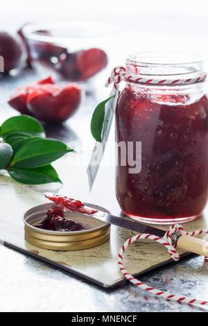 Un vasetto di marmellata di prugne Foto Stock