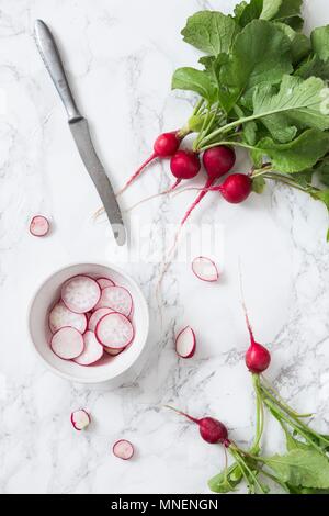 Ravanelli freschi interi e tagliate a fette Foto Stock