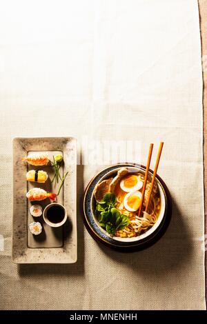 Zuppa ramen e sushi (Giappone) Foto Stock