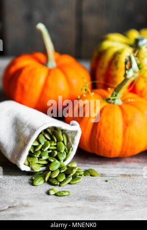 Una disposizione di zucche e i semi di zucca Foto Stock