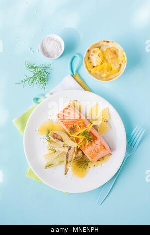 Salmone e patate gratinate con limone e finocchio Foto Stock