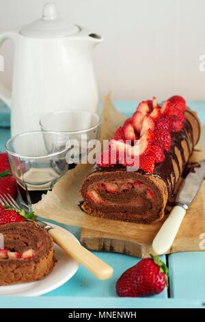 Fragole e cioccolato rotolo svizzero Foto Stock