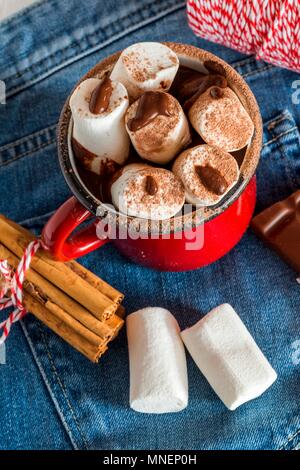 La tazza con la cioccolata calda con marshmallow su una vecchia tavola di legno Foto Stock