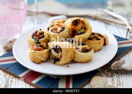 Pasta sfoglia volute con un ripieno di verdure Foto Stock