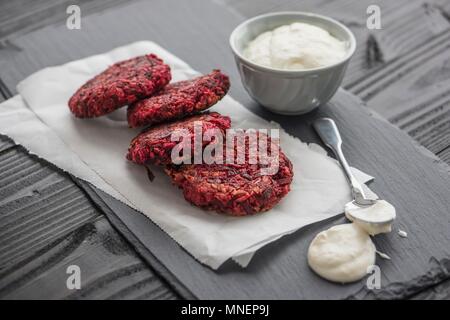 Torte di barbabietola con noce di cocco e cremosa di rafano Foto Stock