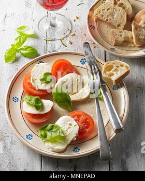 Insalata caprese (pomodoro, mozzarella e basilico, Italia) Foto Stock