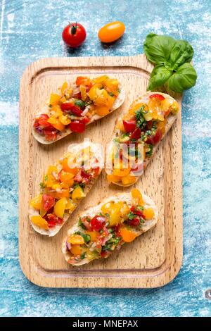 Bruschetta con colorate pomodori e basilico Foto Stock