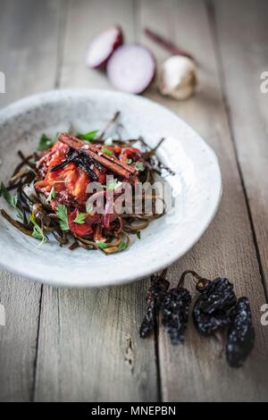 Le alghe pasta con peperoncino affumicato Foto Stock