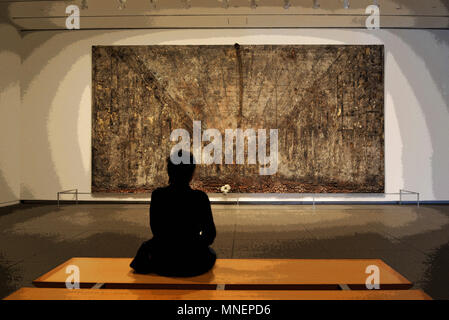 Museo di Arte Moderna di Fort Worth, donne sole contemplando un dipinto di grandi dimensioni (reso in PS), Fort Worth, Texas, Stati Uniti d'America Foto Stock