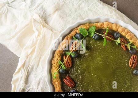 Tè verde torta vegetariana match con i dadi e le foglie di menta Foto Stock