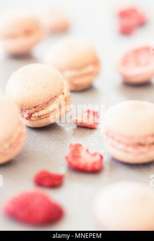 Fragole essiccate macarons con glassa bianca Foto Stock