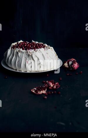 Pavlova Cake con melograno Foto Stock