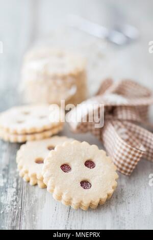 Confettura di fragole round biscotti frollini Foto Stock