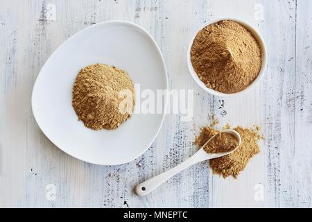 Argilla medicinali in una ciotola, su di una piastra e su un cucchiaio Foto Stock