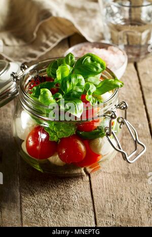 Pomodoro, mozzarella e basilico in un vaso di vetro Foto Stock