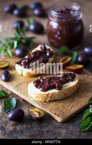 In casa di marmellata di prugne su pane tostato Foto Stock