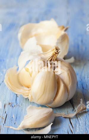 Una ciotola di aglio, spezzato Foto Stock