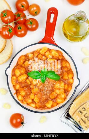 Mini gnocchi con salsa di pomodoro e scaglie di parmigiano Foto Stock