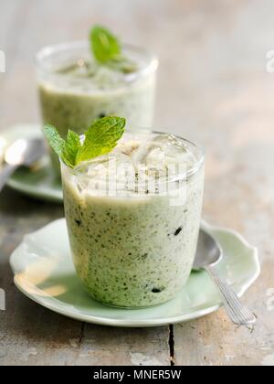 Iced zuppa di zucchine con la menta Foto Stock