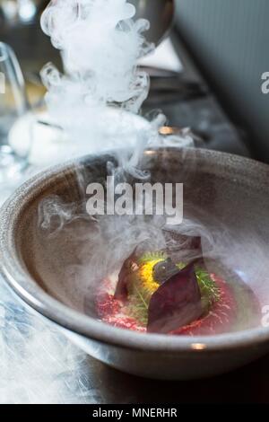 La barbabietola rossa sulla purea di quark essendo realizzati (Radek Kasparek, Ristorante Campo, Praga) Foto Stock