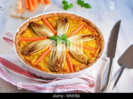 Le cicorie di Bruxelles e torta di carote in una teglia su un canovaccio Foto Stock