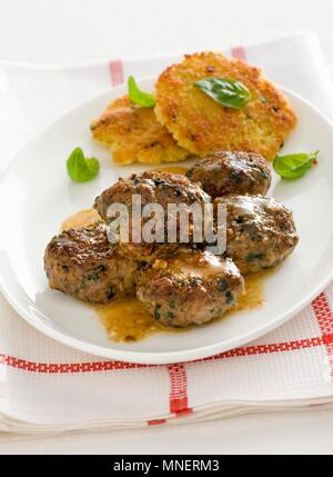 Polpettine speziate e frittelle di pane (polpette speziate con frittelle di pane, Italia) Foto Stock