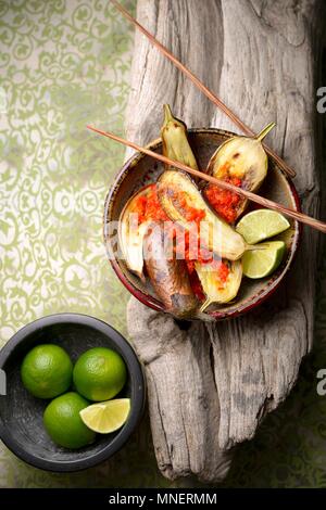 Terong Balado (melanzane con salsa chili, Indonesia) Foto Stock