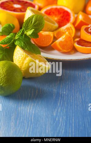 Un assortimento di agrumi, intere e tagliate a metà Foto Stock