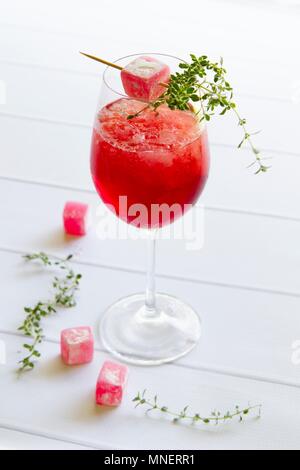 Un cocktail di rosso con granita guarnito con delizie turche Foto Stock