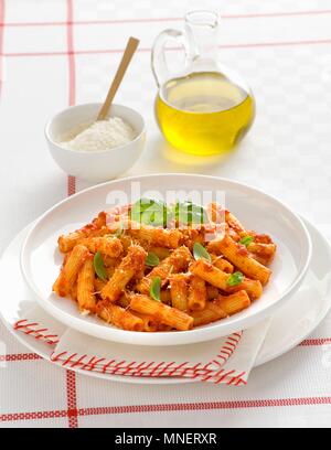Maccheroni alla nduja (salsa di pomodoro con salsicce piccanti e basilico, Italia) Foto Stock