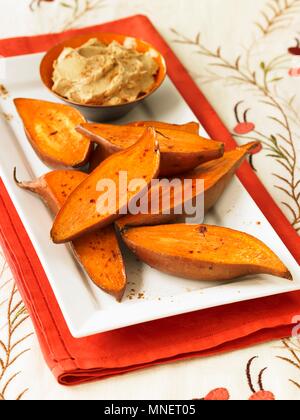 Arrosto di patate dolci con cannella burro Foto Stock