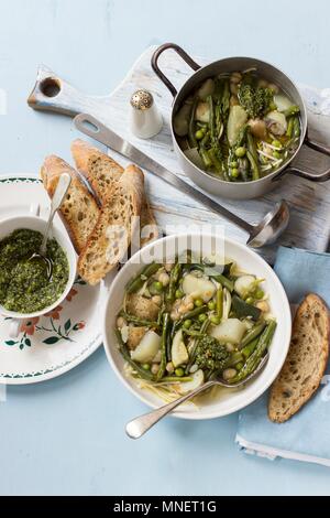 Minestra di fagioli verdi, asparagi, piselli, zucchine, patate e pesto di basilico Foto Stock