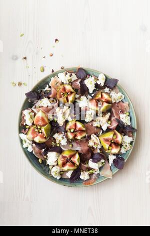 Fig Prosciutto e mozzarella con insalata di Purple Basil e aceto balsamico e pistacchi di Bronte Foto Stock