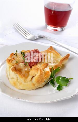 Zampone e pere nel cestino (salsiccia e pera avvolto in pasta sfoglia) Foto Stock