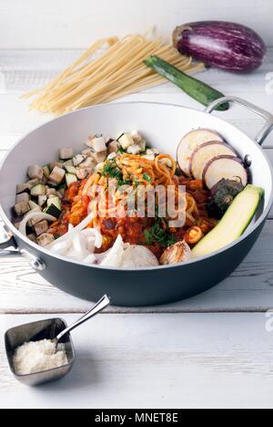 One-pot pasta con le melanzane, zucchine, aglio e scaglie di parmigiano Foto Stock