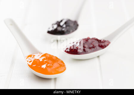 Gustosa marmellata di frutta in ceramica cucchiaio. Foto Stock