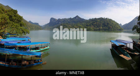 Ba Bể Lago, Vietnam, il lago naturale più grande del Vietnam. Nam Mẫu comune, Ba Bể distretto, Bắc Kạn provincia. Sole brillante Foto Stock