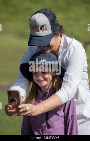 Donna prendendo autoritratto con una ragazza, Isole Galapagos, Ecuador. Foto Stock