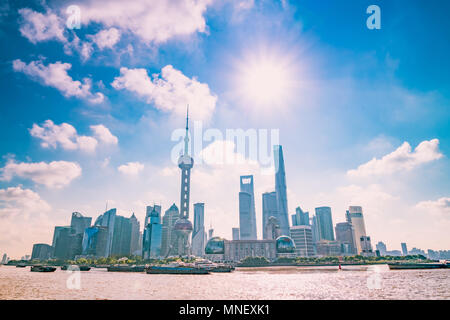 Shanghai Cina Ott,2017: Shanghai skyline dal Bund sul fiume Hangpu Foto Stock