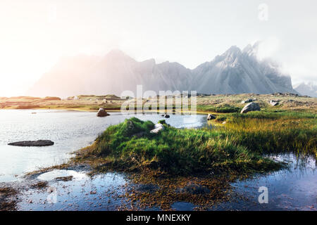 Famose montagne Stokksnes su Vestrahorn cape Foto Stock