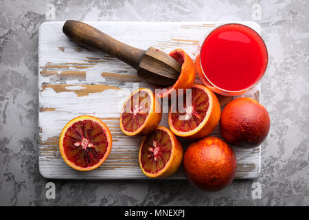 Rosso Arancio siciliano pezzi sulla tavola di legno closeup Foto Stock