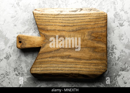 Il vecchio legno di quercia di bordo su grunge tabella di calcestruzzo Foto Stock