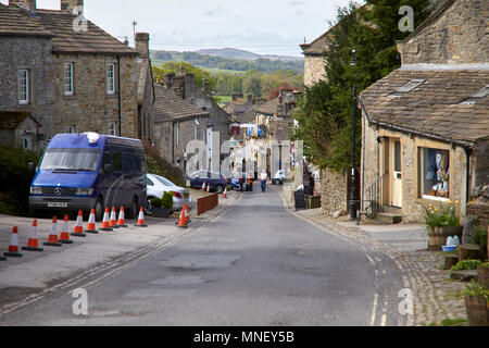 Un soleggiato e invitante vista della strada principale di Grassington. Nr Skipton in Wharfedale, North Yorkshire Foto Stock