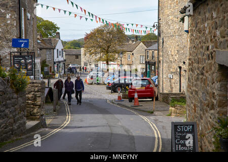 Un soleggiato e invitante vista della piazza del villaggio di Grassington. Nr Skipton in Wharfedale, North Yorkshire Foto Stock